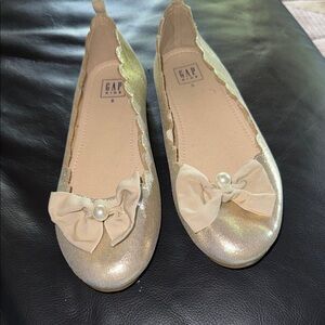 Gap kids girls gold shimmer scalloped flats with pearl and bow detail size 5 NEW